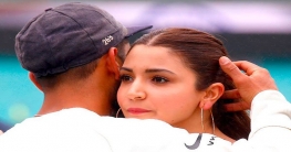 মাঠেই কোহলিকে জড়িয়ে ধরে কাঁদলেন আনুশকা মাঠেই কোহলিকে জড়িয়ে ধরে কাঁদলেন আনুশকা