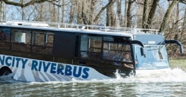 অদ্ভুত বাস! চলে নদী ও সড়কে অদ্ভুত বাস! চলে নদী ও সড়কে