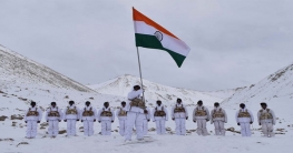 ১৮ হাজার ফুট উচুতে জীবন বাজি রেখে পতাকা উত্তোলন