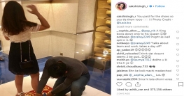 ধোনিকে দিয়ে জুতার ফিতা বাঁধালেন যে নারী! ধোনিকে দিয়ে জুতার ফিতা বাঁধালেন যে নারী!