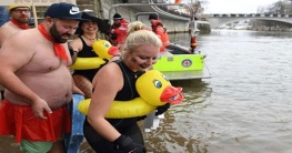 ‘নগ্ন’ হয়ে বরফ পানিতে সাঁতার!