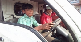 কিশোরের হাতে অবৈধ লেগুনা, বাড়ছে দুর্ঘটনা