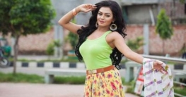 দিল্লিতে মোবাইল ফোন হাতে ফারিয়া দিল্লিতে মোবাইল ফোন হাতে ফারিয়া