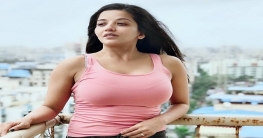 সুইম স্যুটে শরীর প্রদর্শনে মগ্ন ‘ঝুমা বৌদি’!