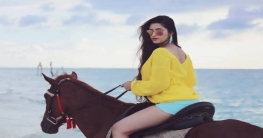 ঘোড়ার পিঠ চেপে সৈকতে পরী ঘোড়ার পিঠ চেপে সৈকতে পরী