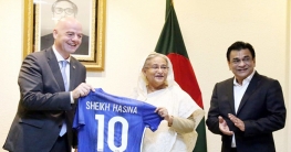 প্রধানমন্ত্রীকে ফিফা সভাপতির জার্সি উপহার