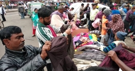 ফুটপাতে জমে উঠেছে শীতের পোশাকের বেচাকেনা
