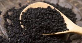চুল পড়া কমায় কালিজিরা