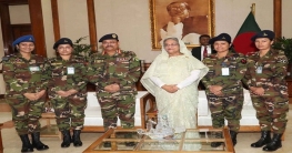 প্রধানমন্ত্রীর সঙ্গে চার নারী ব্যাটালিয়ন অধিনায়কের সাক্ষাৎ