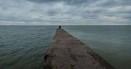 সন্তানকে বাঁচাতে সাগরে মায়ের ঝাঁপ