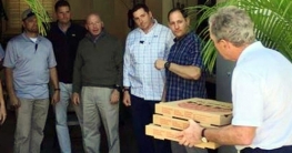 বাড়ি বাড়ি পিৎজা বিতরণ করছেন বুশ!