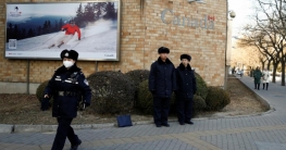 চীনে আটক কানাডীয়কে তিন বেলা জিজ্ঞাসাবাদ, নেভাতে দেওয়া হয় না বাতি চীনে আটক কানাডীয়কে তিন বেলা জিজ্ঞাসাবাদ, নেভাতে দেওয়া হয় না বাতি