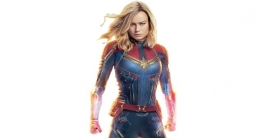 গাড়ি টেনে নিয়ে গেলেন নায়িকা!