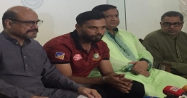 ট্রফি নিয়ে দেশে ফিরেছেন মাশরাফি