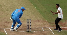 মাঠে ঢুকে পড়া দর্শকের সঙ্গে ধোনির ‘লুকোচুরি’