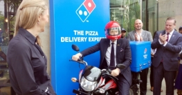 পিৎজা ডেলিভারি বাইকে মার্কিন রাষ্ট্রদূত