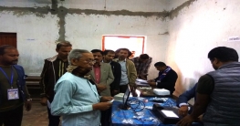 ইভিএমে উৎসাহ নিয়ে ভোট দিচ্ছে ভোটাররা