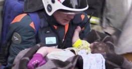 ৩৫ ঘন্টা পর ধ্বংসস্তূপ থেকে শিশু উদ্ধার ৩৫ ঘন্টা পর ধ্বংসস্তূপ থেকে শিশু উদ্ধার