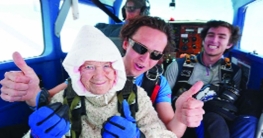 ১৪ হাজার ফুট থেকে স্কাইডাইভ বৃদ্ধার!