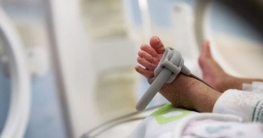 গলায় ফাঁস দেয়া মায়ের পেট থেকে বেরিয়ে এলো নবজাতক!