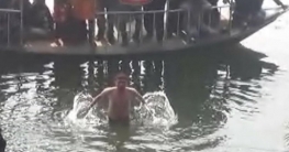 নতুন বছরকে স্বাগত জানাতে ২০১৯ বার পানিতে ডুব