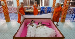 থাইল্যান্ডে বছর শুরু কফিনে শুয়ে থাইল্যান্ডে বছর শুরু কফিনে শুয়ে