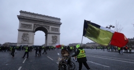 ফের বিক্ষোভে উত্তাল ফ্রান্স