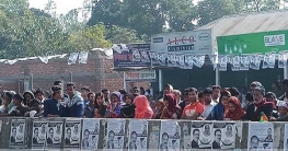 রংপুরের পুত্রবধূকে স্বাগত জানাতে সড়ক জুড়ে এলাকাবাসীরা