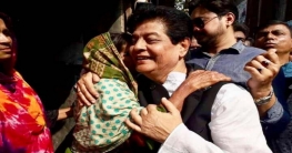 ভোটারদের মাঝে নায়ক ফারুক