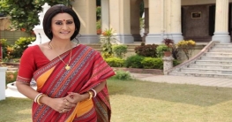 রবীন্দ্রসঙ্গীত গেয়ে সমালোচনায় ইন্দ্রাণী হালদার রবীন্দ্রসঙ্গীত গেয়ে সমালোচনায় ইন্দ্রাণী হালদার