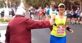 ম্যারাথন দৌড়ের আসরে ৮৪ বছরের বৃদ্ধা!