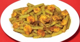নারকেল দুধে সুস্বাদু `লতি চিংড়ি`
