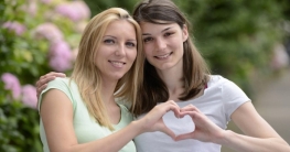 সমকামী সম্পর্কে বান্ধবীকে কাছে পেতে আদালতে তরুণী!