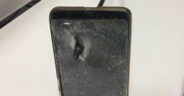 মোবাইল ফোন দিয়ে তীর ঠেকিয়ে প্রাণে রক্ষা