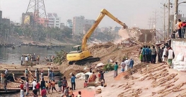 বুড়িগঙ্গার তীরে উচ্ছেদ অভিযান চলছে