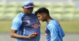 টেস্টে সাফল্যের জন্য বোলারদের ওয়ালশের পরামর্শ