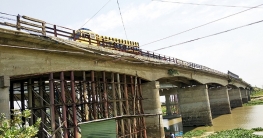 গাড়ি উঠলেই সেতু কাঁপে