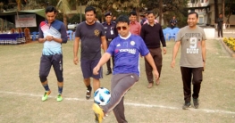 ফুটবল নিয়ে মাঠে পুলিশ সুপার হারুন ফুটবল নিয়ে মাঠে পুলিশ সুপার হারুন