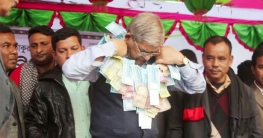 মির্জা ফখরুলকে সমর্থকদের টাকার মালা