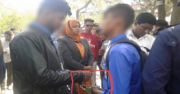 শহীদ মিনারে ধূমপান করায় শিক্ষার্থীদের হাতে হাতকড়া! শহীদ মিনারে ধূমপান করায় শিক্ষার্থীদের হাতে হাতকড়া!