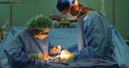 অস্ত্রোপচারের পুরো সময় ধর্মগ্রন্থ পাঠ করলেন রোগী