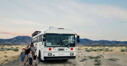 স্কুল বাসে ঘর বেঁধেছে যে পরিবার