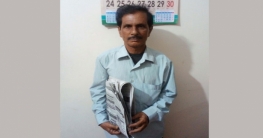 পত্রিকা বিক্রি করেই সংসার চলে বৃদ্ধ রাখালের