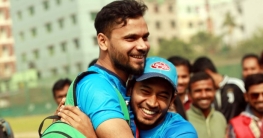 মুশফিককে বড় ভাইয়ের স্নেহে জড়িয়ে ধরলেন মাশরাফি মুশফিককে বড় ভাইয়ের স্নেহে জড়িয়ে ধরলেন মাশরাফি