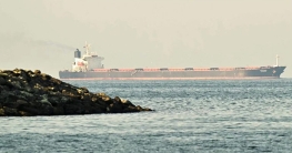 যুক্তরাষ্ট্রের অবরোধের মধ্যেই হরমুজ পার হয়েছে ৫ দেশের জাহাজ