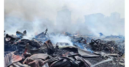 চোখের সামনে পুড়ছে দোকান, তাকিয়ে থাকা ছাড়া উপায় নেই