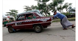 জ্বালানি সংকটের শঙ্কায় অর্ধেক গাড়ি চলাচল বন্ধ