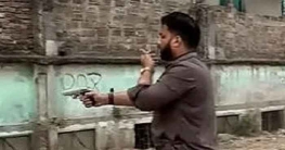 পিস্তল হাতে ‘মাদকবিরোধী’ অভিযানে প্রতিমন্ত্রী ইশরাক পিস্তল হাতে ‘মাদকবিরোধী’ অভিযানে প্রতিমন্ত্রী ইশরাক