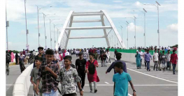 কালনা সেতু উদ্বোধনের পর পায়ে হেঁটে পার হতে মানুষের ঢল কালনা সেতু উদ্বোধনের পর পায়ে হেঁটে পার হতে মানুষের ঢল