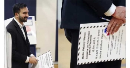 মামদানির হাতে ব্যালট-খামে বাংলায় লেখা মামদানির হাতে ব্যালট-খামে বাংলায় লেখা